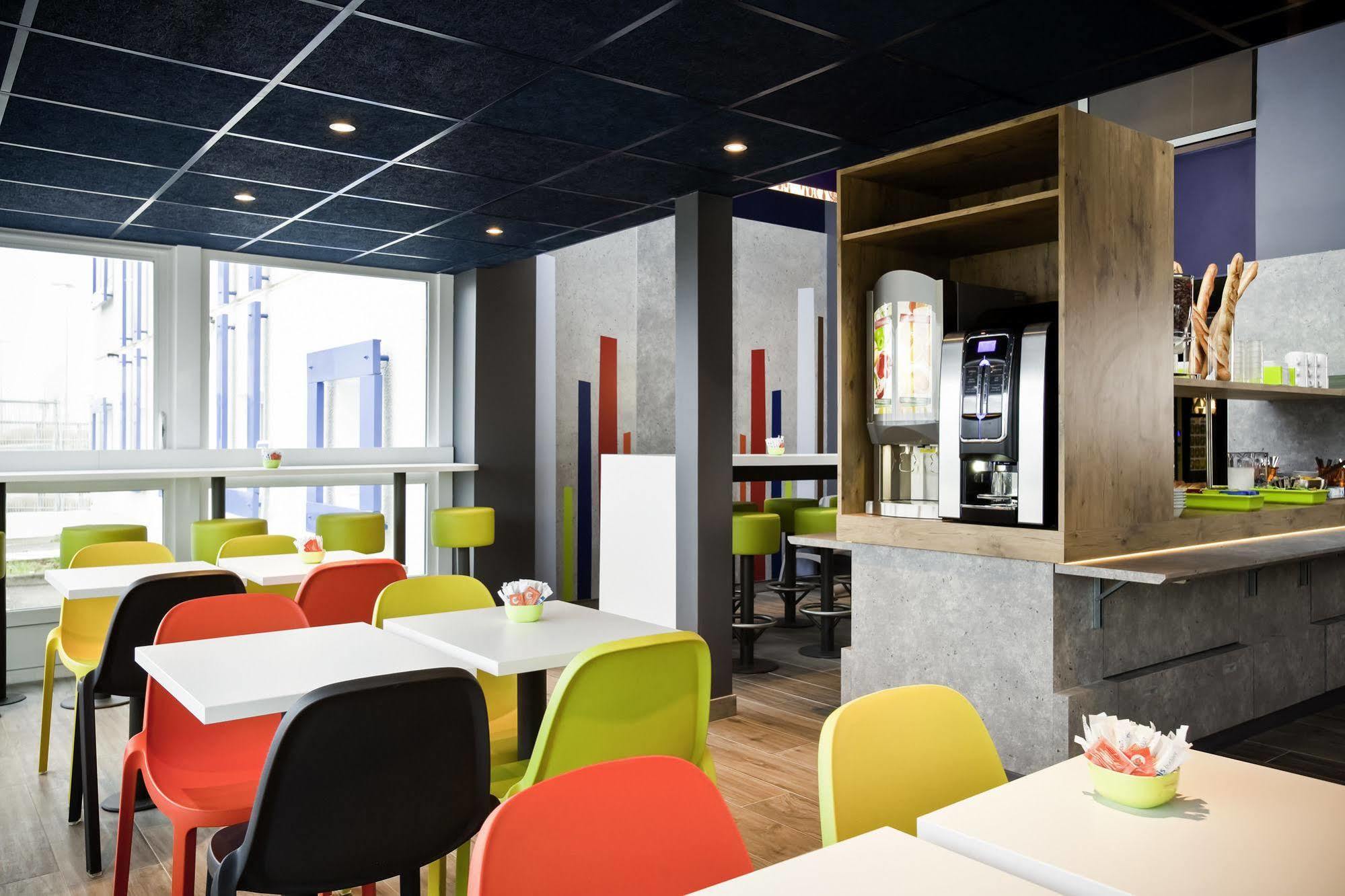 Ibis Budget Pontault Combault Rn4 Marne La Vallee Buitenkant foto